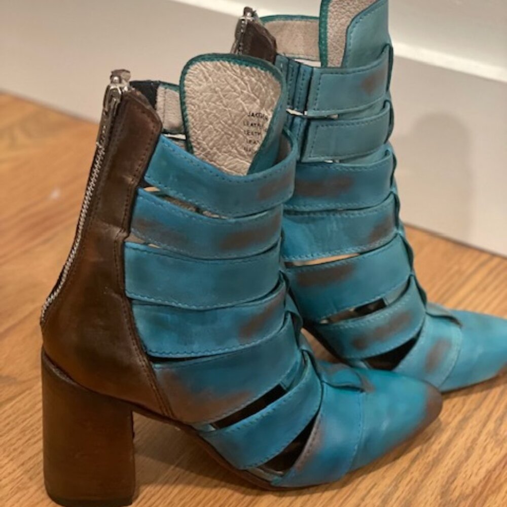 **SOLD** Freebird by Steven Jagger size 6